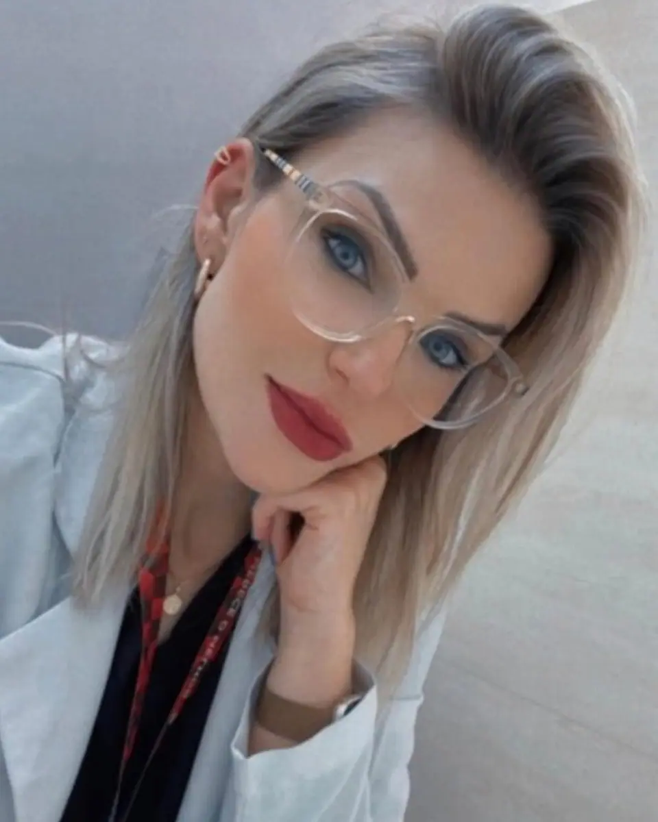 Dra. Sara Carreira de óculos na clínica